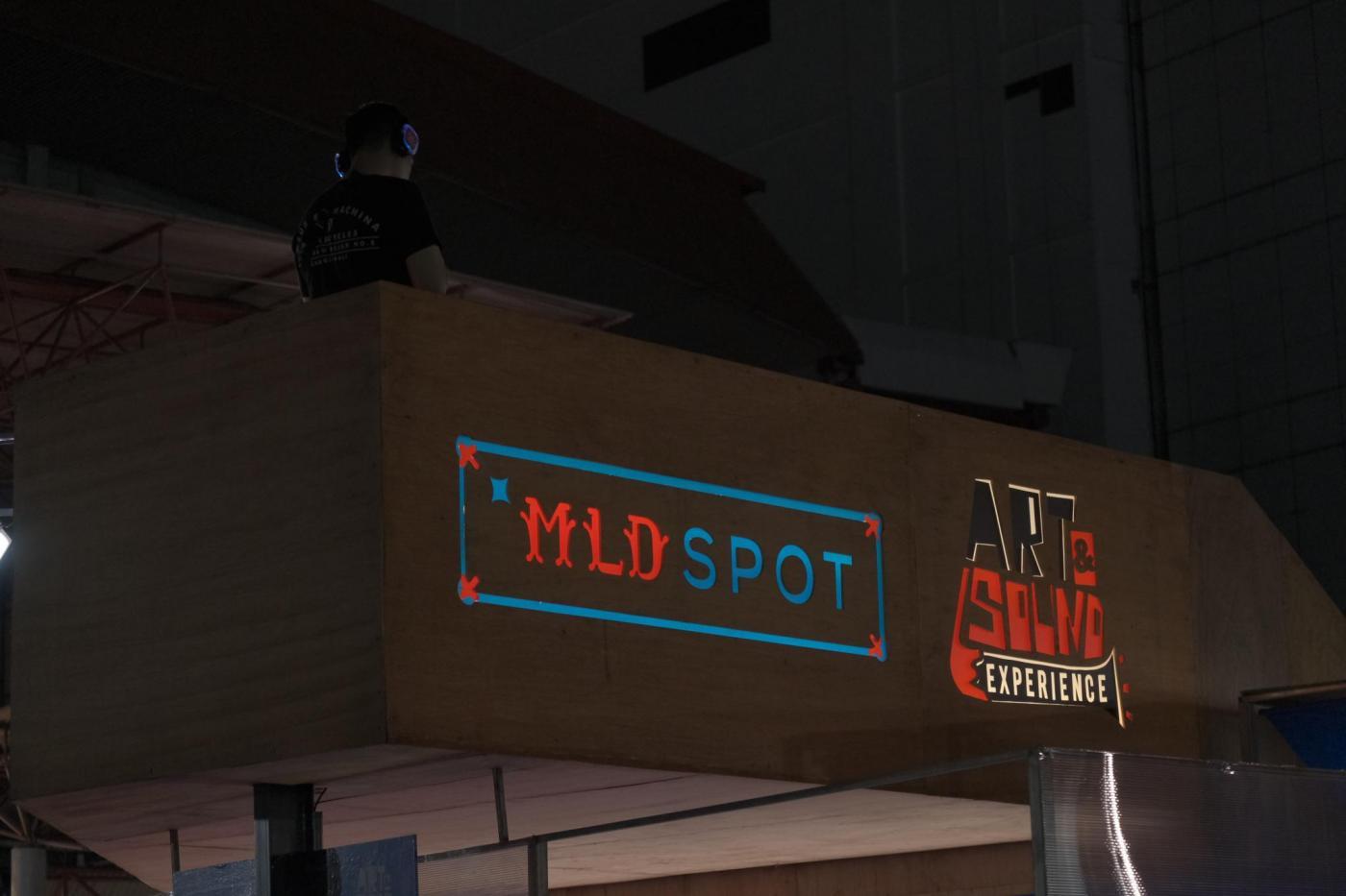 Pengunjung Java Jazz Festival 2020 menggunakan headphone di booth MLDSPOT Art & Sound Experience